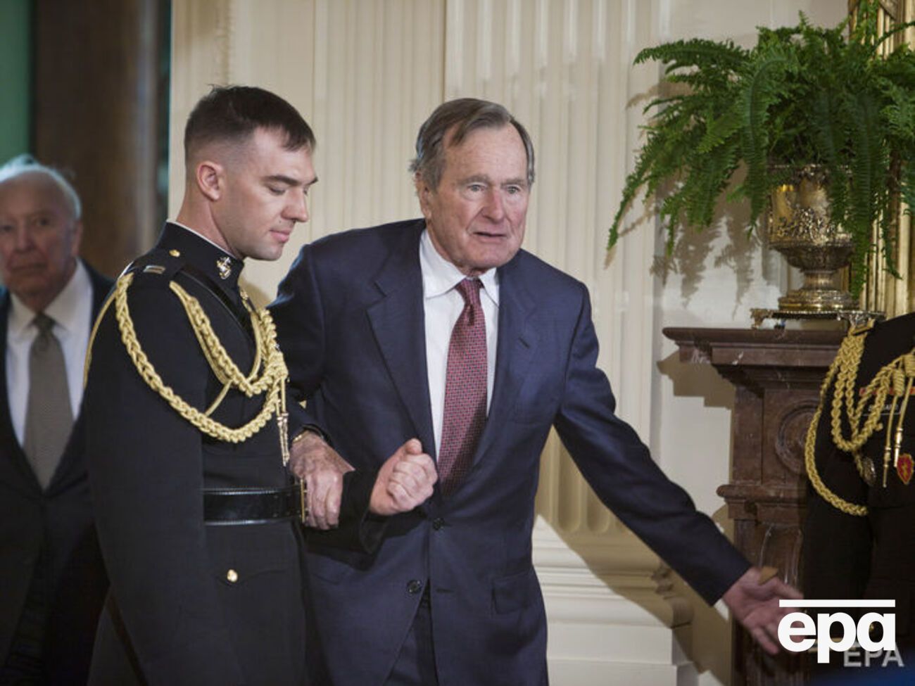 Представители Буша-старшего сообщили, что он идет на поправку