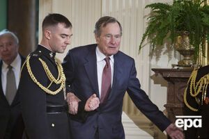 Представители Буша-старшего сообщили, что он идет на поправку