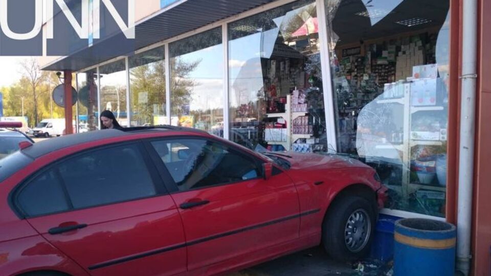 За словами очевидців, жінка виїжджала з паркінгу