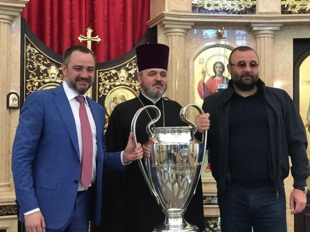 Павелко (ліворуч) привіз кубки Ліги чемпіонів у храм "Несподівана Радість" у Дніпрі. Із ним приїхав його сват Олександр Петровський (праворуч)