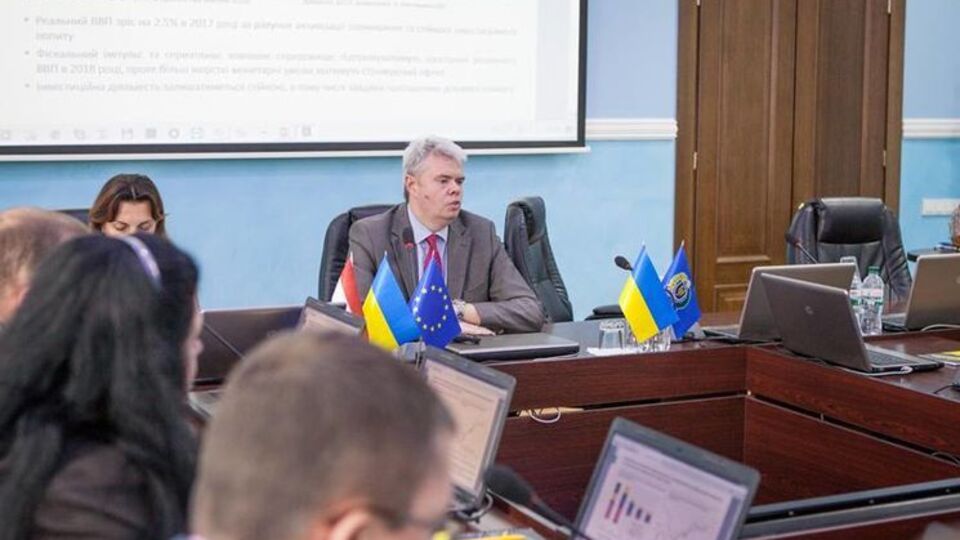 Сологуб отметил, что более жесткая монетарная политика сдерживает экономический рост, но регулятор вынужден прибегать к ней для уменьшения инфляции