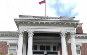 На здании остался висеть российский флаг