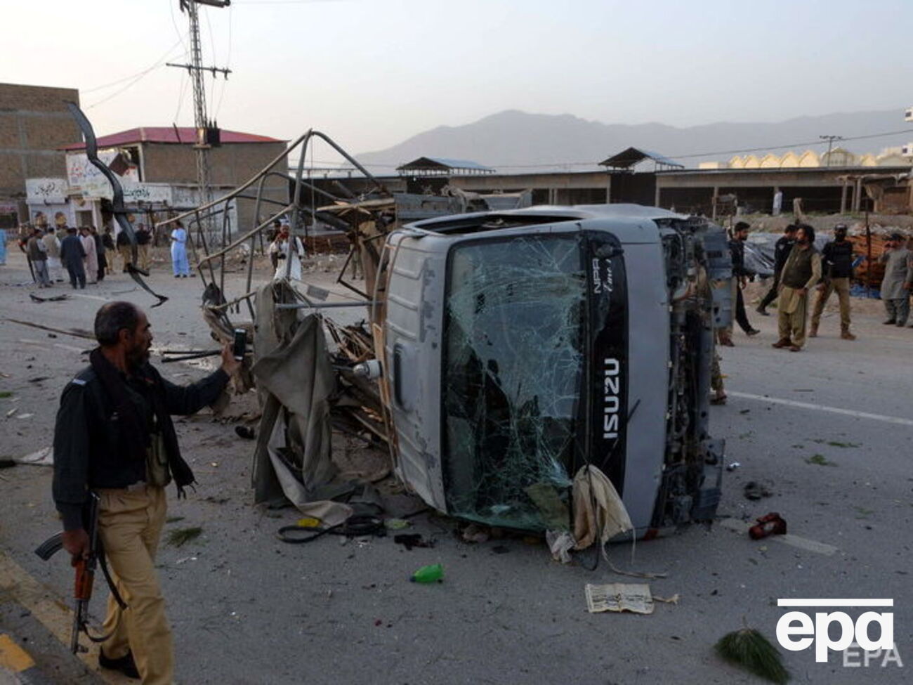 Грузовик, перевозивший полицейских, перевернулся после взрыва