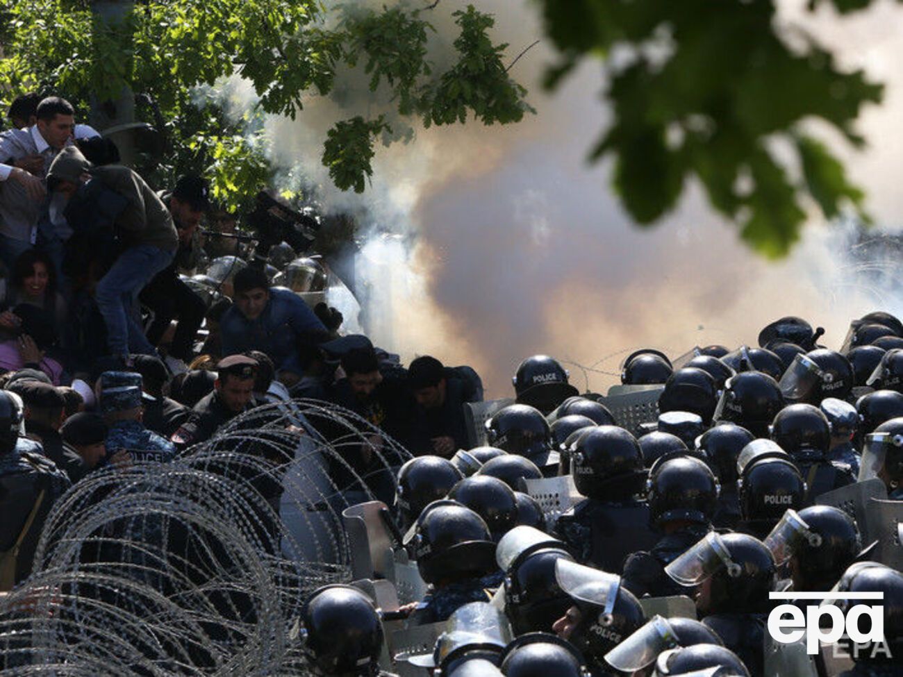 В России молчали о событиях в Армении до тех пор, пока армянский премьер не подал в отставку