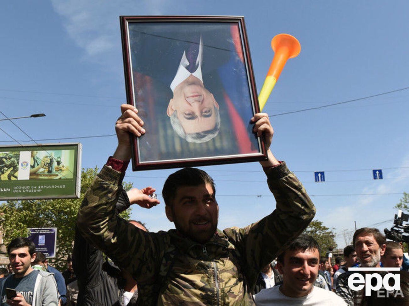 За день до отставки Саргсяна на акции протеста в Ереване вышло рекордное количество демонстрантов &ndash; до 160 тыс. человек