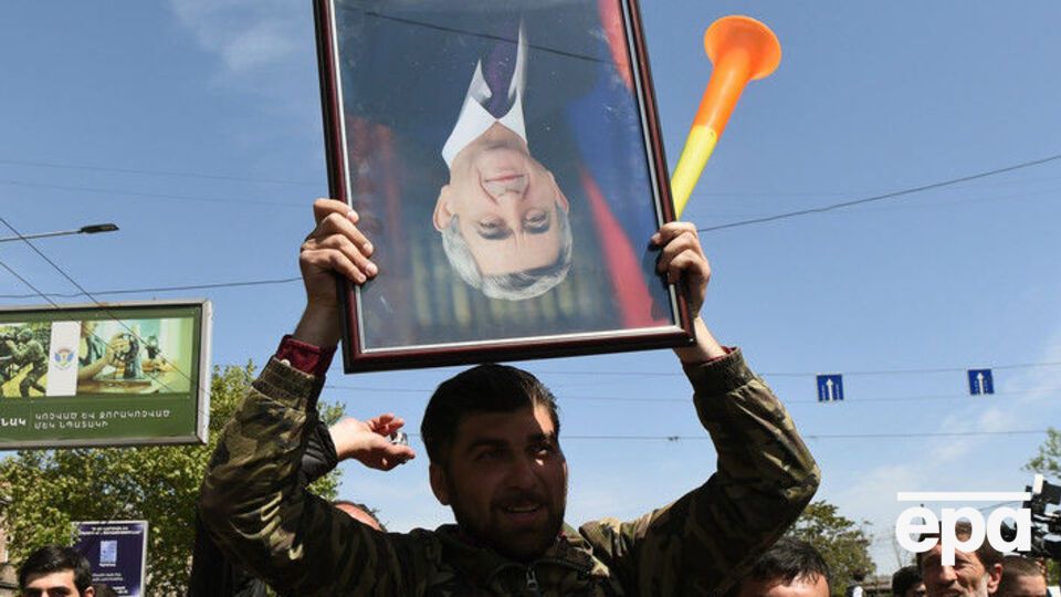 За день до отставки Саргсяна на акции протеста в Ереване вышло рекордное количество демонстрантов – до 160 тыс. человек