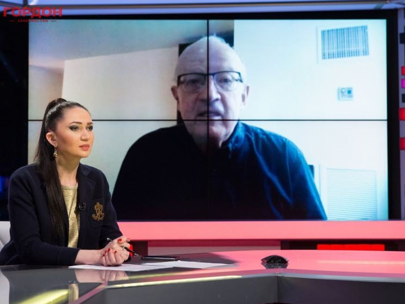 Пионтковский отметил, что Путин под санкции пока попасть не может, так как они вводятся по экономическому принципу