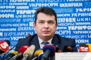 Ситник: Під час затримання чомусь було виявлено келихи з-під шампанського, патрони і речовину, яка дуже схожа на дуже відому наркотичну речовину