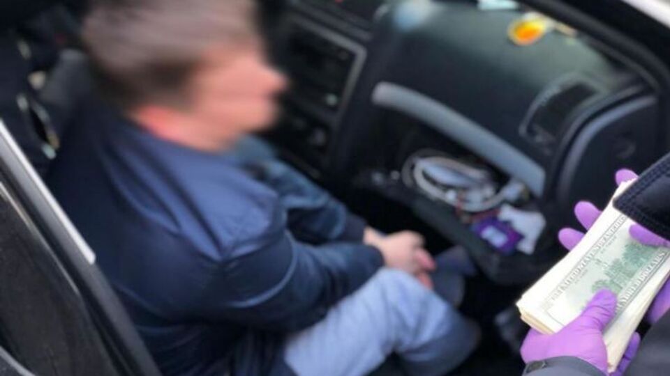 Співробітника СБУ затримали під час отримання хабара