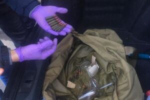 У Києві затримали на хабарі співробітника СБУ, у його машині виявили келихи, набої і схожу на наркотики речовину. Фоторепортаж