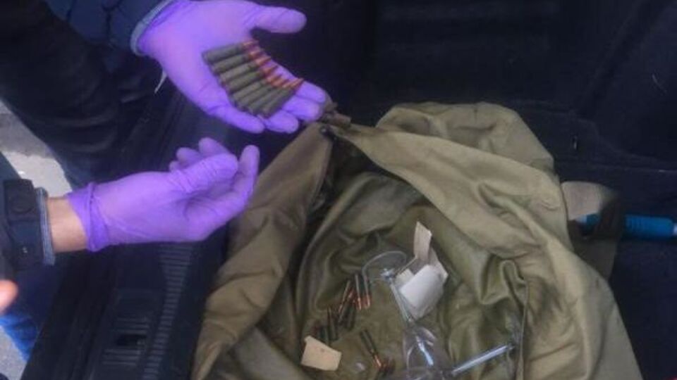 У Києві затримали на хабарі співробітника СБУ, у його машині виявили келихи, набої і схожу на наркотики речовину. Фоторепортаж