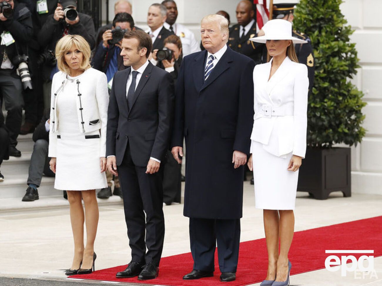 Журналісти звернули увагу на спроби Трампа взяти дружину за руку