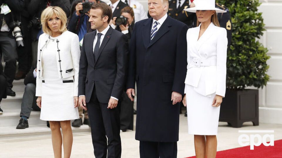 Журналісти звернули увагу на спроби Трампа взяти дружину за руку