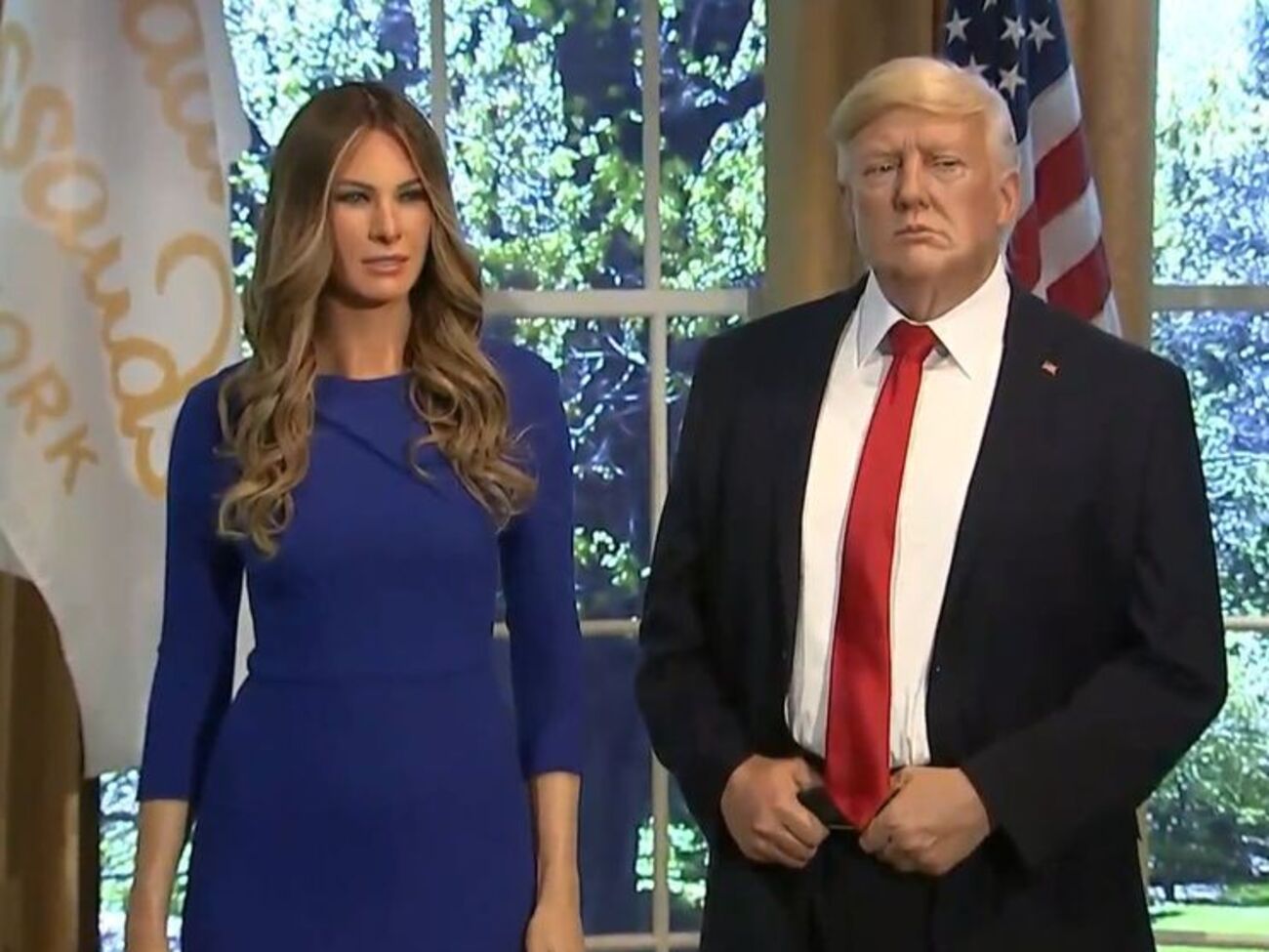 Воскова фігура Меланії Трамп стоїть поруч зі скульптурою її чоловіка