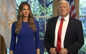 Воскова фігура Меланії Трамп стоїть поруч зі скульптурою її чоловіка
