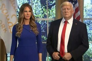 Воскова фігура Меланії Трамп стоїть поруч зі скульптурою її чоловіка