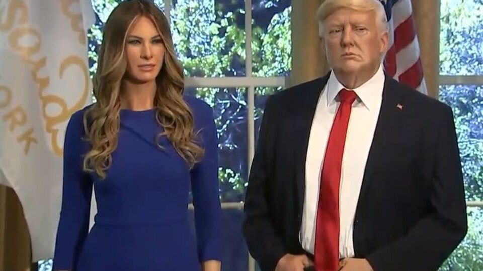 Воскова фігура Меланії Трамп стоїть поруч зі скульптурою її чоловіка