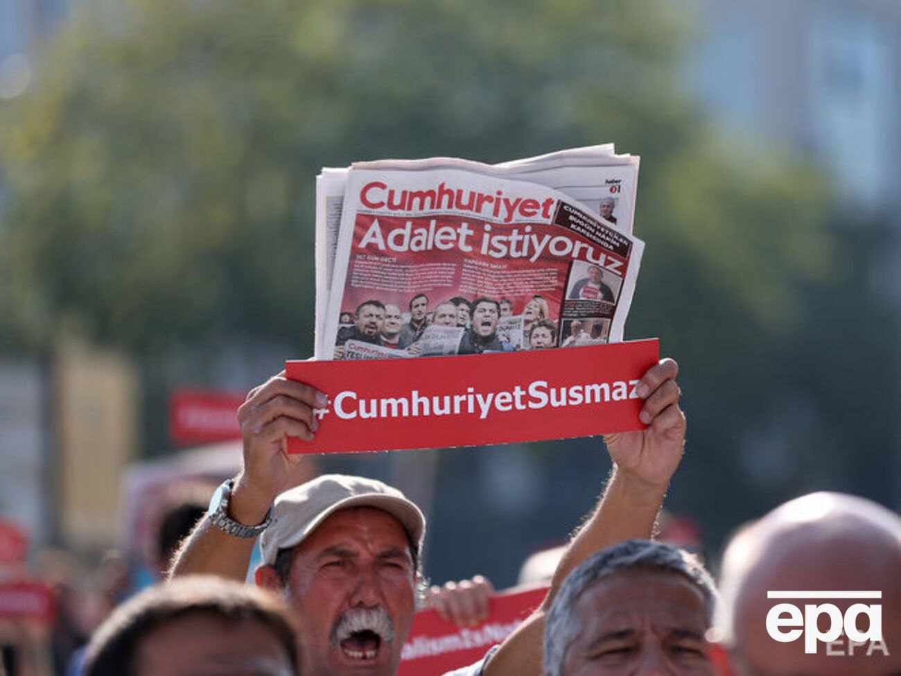 Троих сотрудников газеты суд оправдал