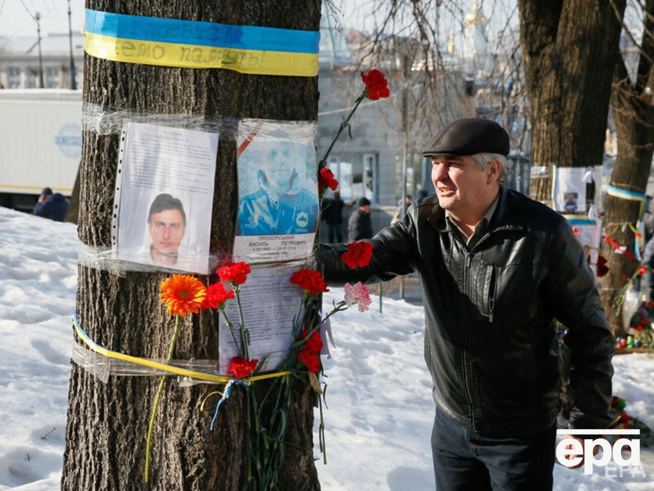 В годовщину Революции достоинства украинцы несли цветы к деревьям на Институтской, которые, по мнению Клюева, вырублены