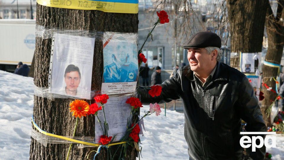 У річницю Революції гідності українці несли квіти до дерев на Інститутській, які, на думку Клюєва, вирубані