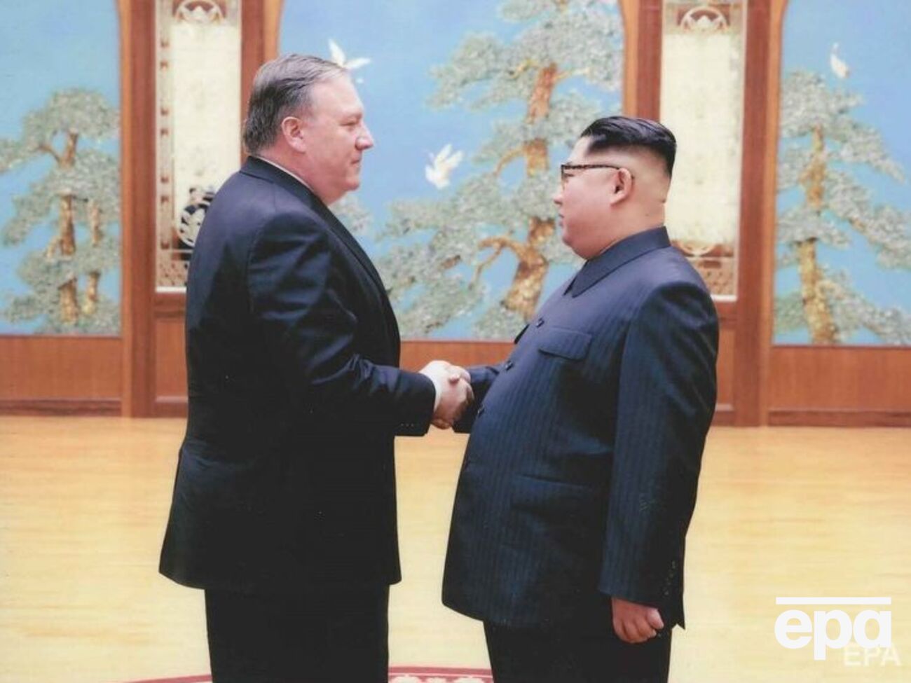 Фотографи відобразили рукостискання Помпео та Кім Чен Ина