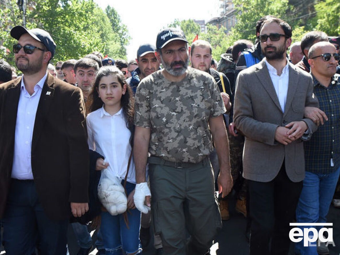 Пашинян (в центре) сообщил, что встретился с президентом Армении вечером 26 апреля