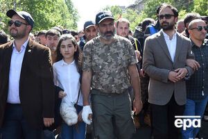 Пашинян (в центре) сообщил, что встретился с президентом Армении вечером 26 апреля