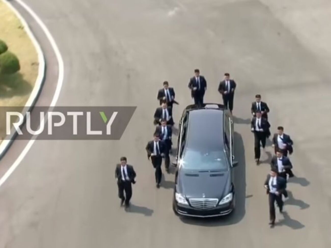 Охранники бежали за автомобилем Ким Чен Ына