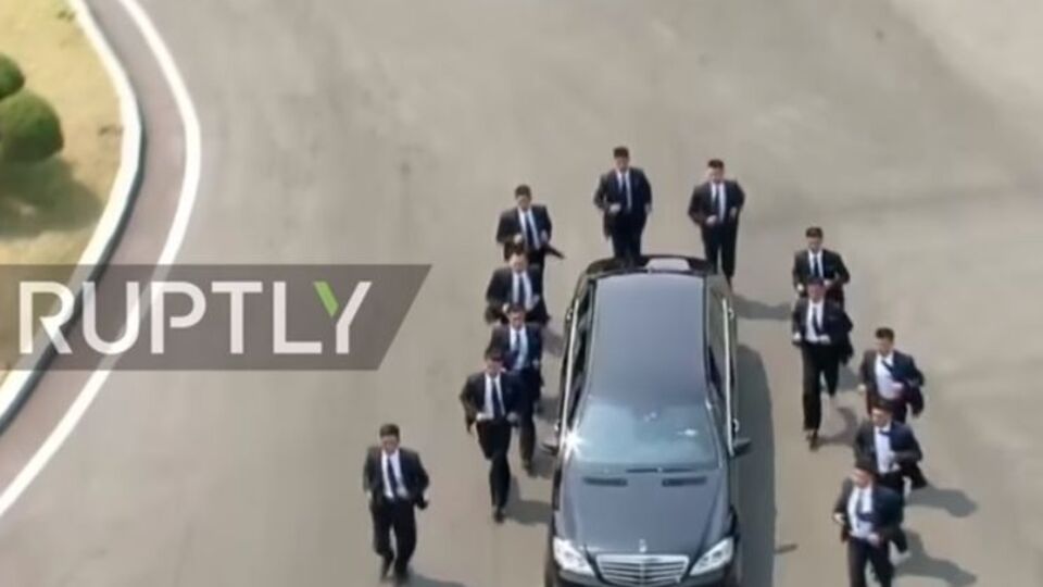 Охранники бежали за автомобилем Ким Чен Ына