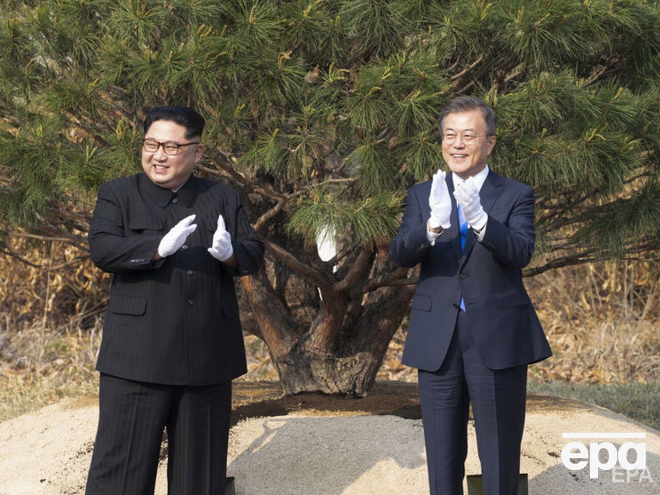 Кім Чен Ин та Мун Чже Ін посадили сосну, якій стільки ж років, скільки Корейському воєнному перемир'ю