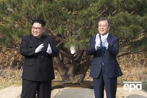 Кім Чен Ин та Мун Чже Ін посадили сосну, якій стільки ж років, скільки Корейському воєнному перемир'ю