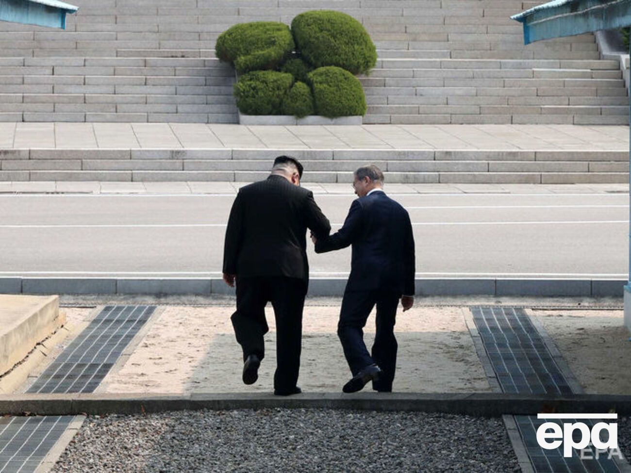 Ким Чен Ын и&nbsp;Мун Чжэ Ин, держась за руки, переходят границу между де-юре воюющими странами