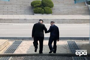 Ким Чен Ын и Мун Чжэ Ин, держась за руки, переходят границу между де-юре воюющими странами