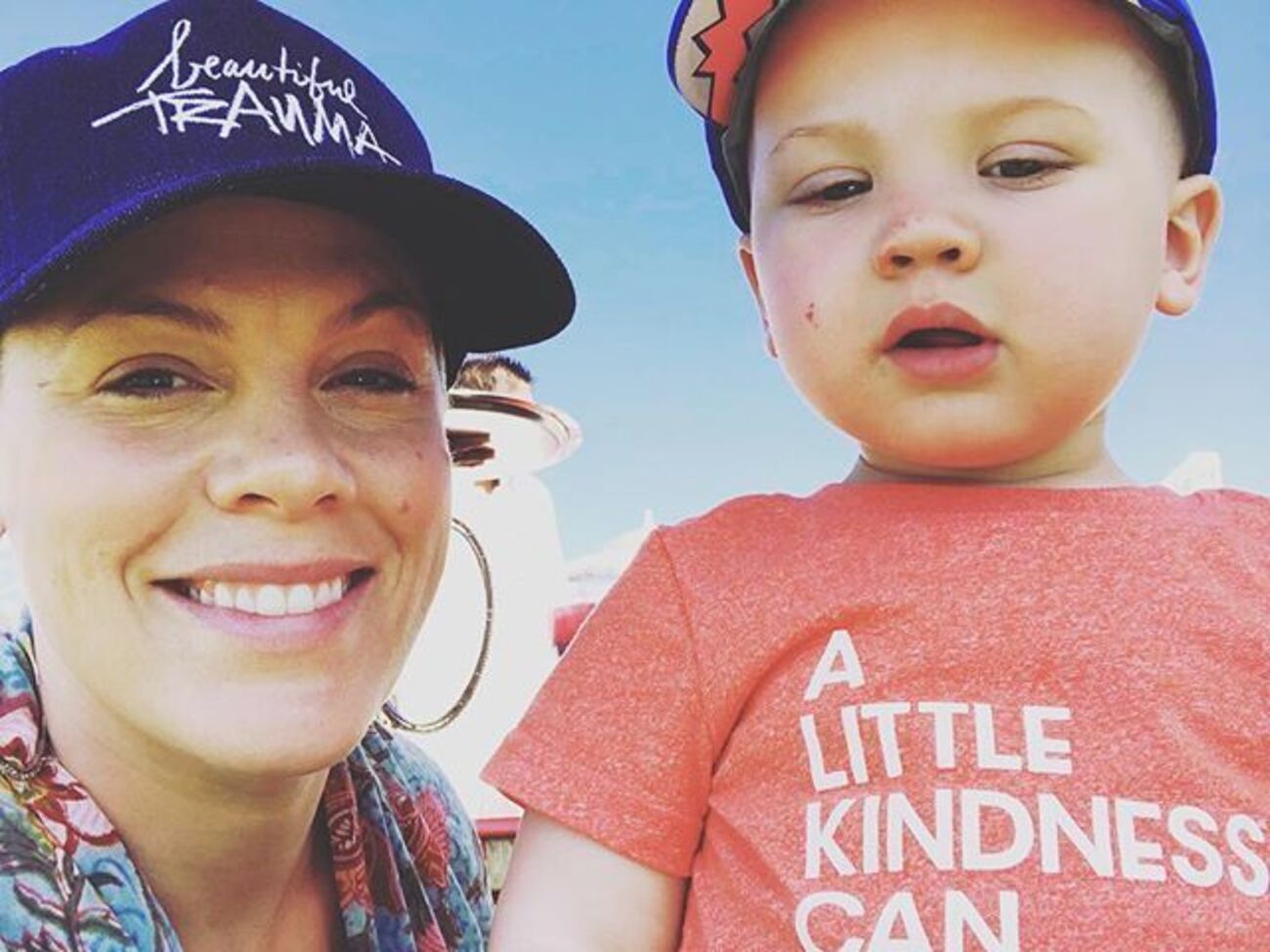 Пинк с семьей проводит время у океана