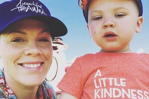 Пинк с семьей проводит время у океана