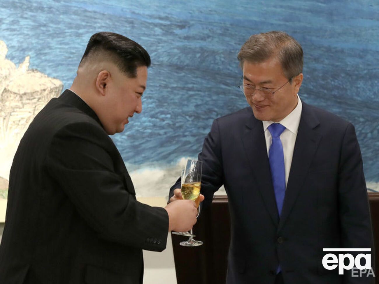 Саміт за участю Ина (ліворуч) та Іна проходив у демілітаризованій зоні