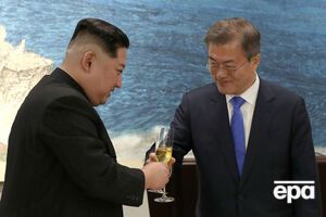 Саммит с участием Ына (слева) и Ина проходил в демилитаризованной зоне