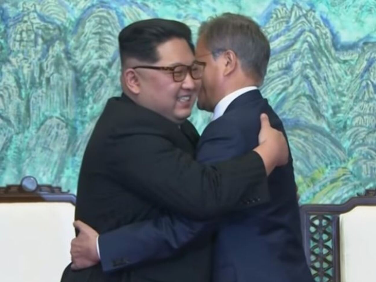 Лидеры двух Корей обнялись после подписания декларации о мире