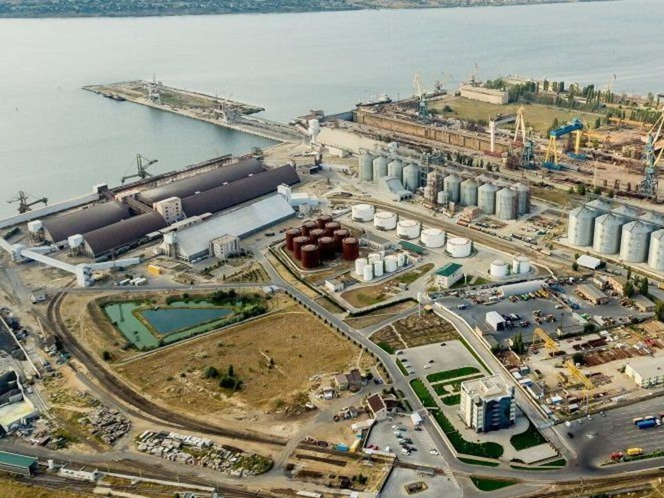 В порту Ника-Тера работают около 1200 человек