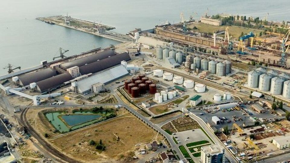 У порту Ніка-Тера працює приблизно 1200 осіб