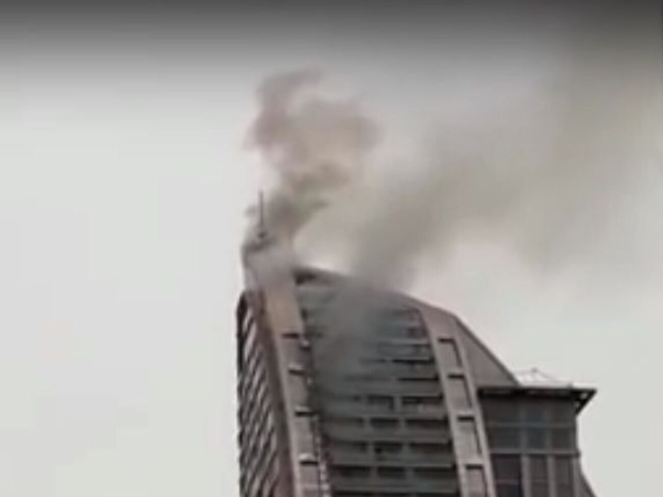 Возгорание началось на верхних этажах 130-метрового небоскреба