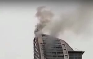 Возгорание началось на верхних этажах 130-метрового небоскреба