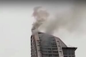 Возгорание началось на верхних этажах 130-метрового небоскреба