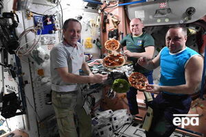 Астронавт НАСА Річард Арнольд та росіяни Олег Артем'єв і Антон Шкаплеров із піцою на борту МКС