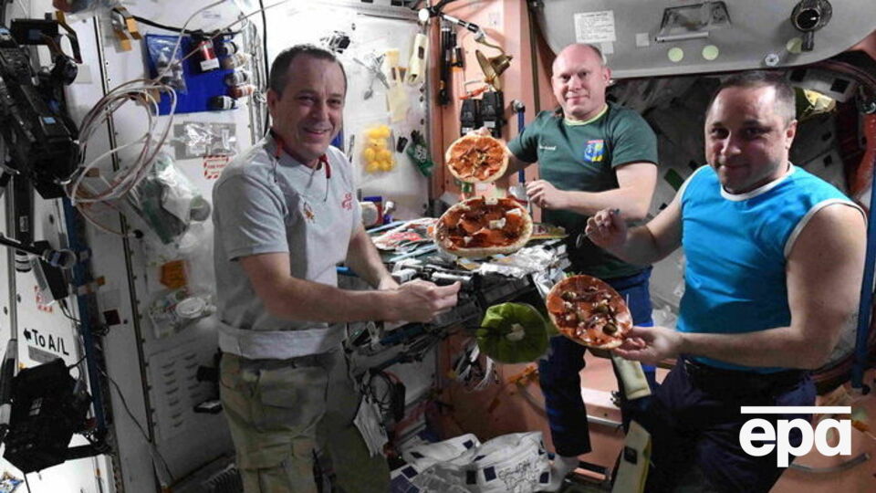 Астронавт НАСА Річард Арнольд та росіяни Олег Артем'єв і Антон Шкаплеров із піцою на борту МКС