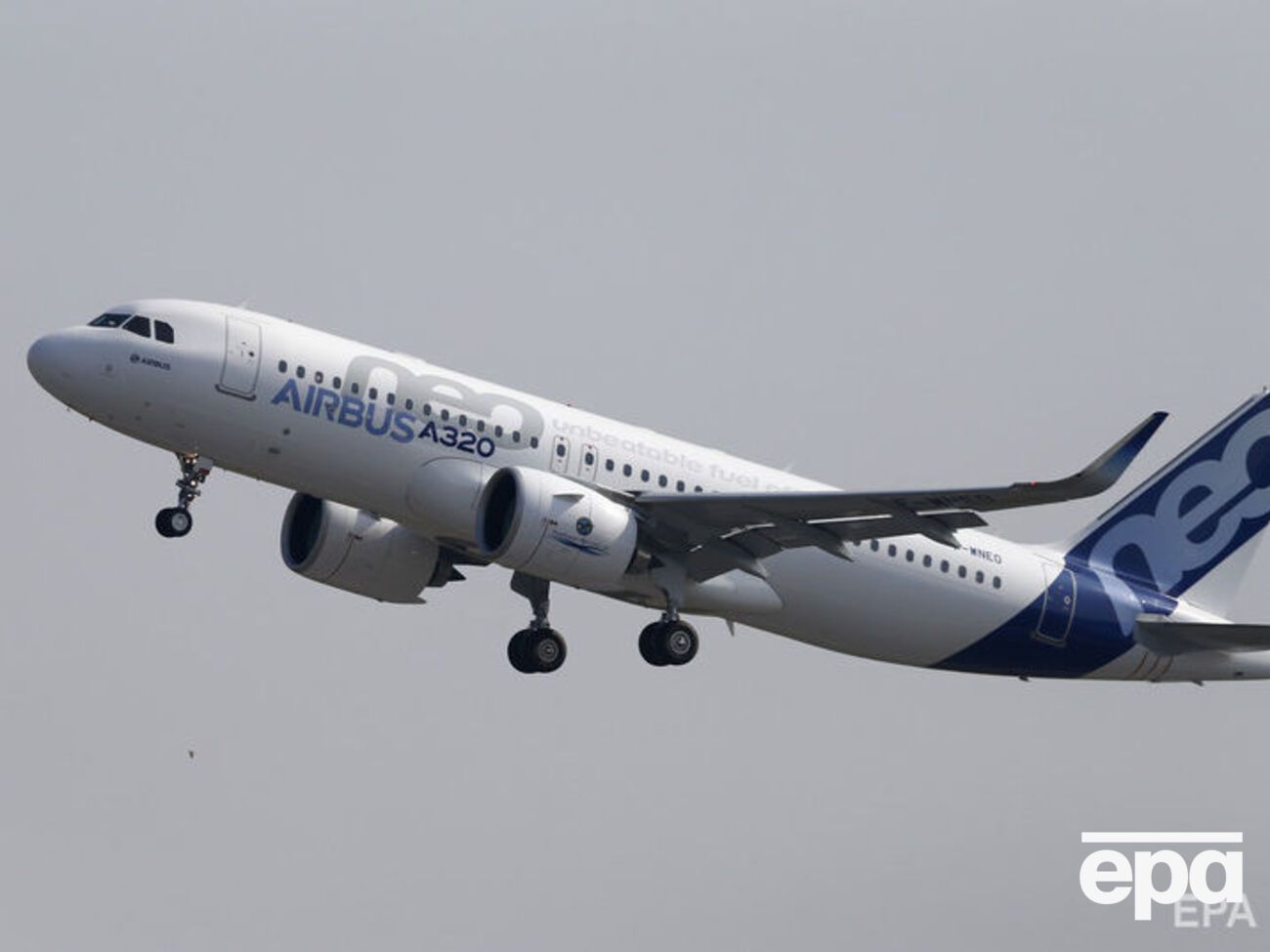 Самолет с украинцами из Египта летит во Львов