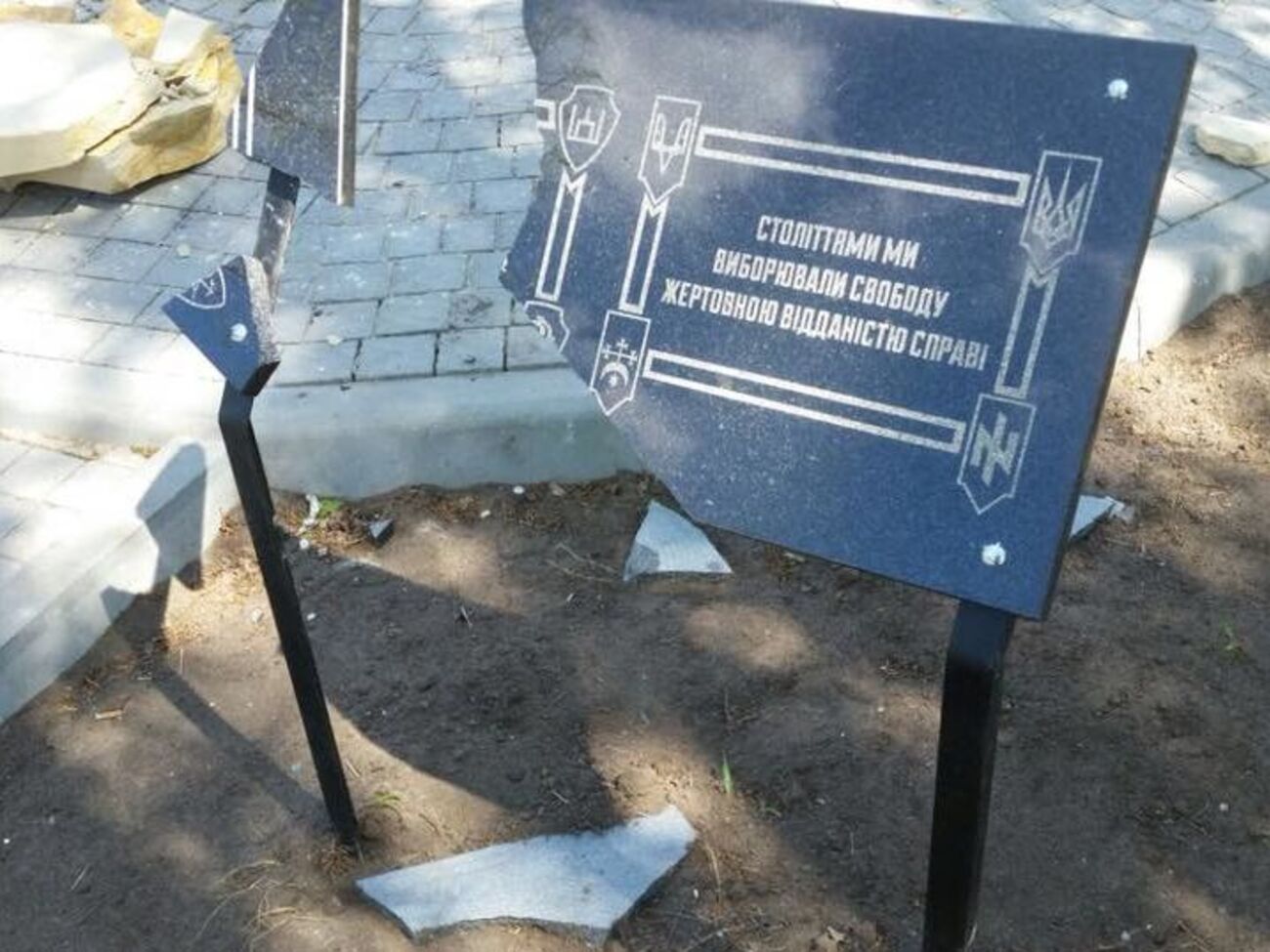 Памятник установили неделю назад