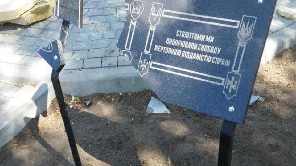 Памятник установили неделю назад