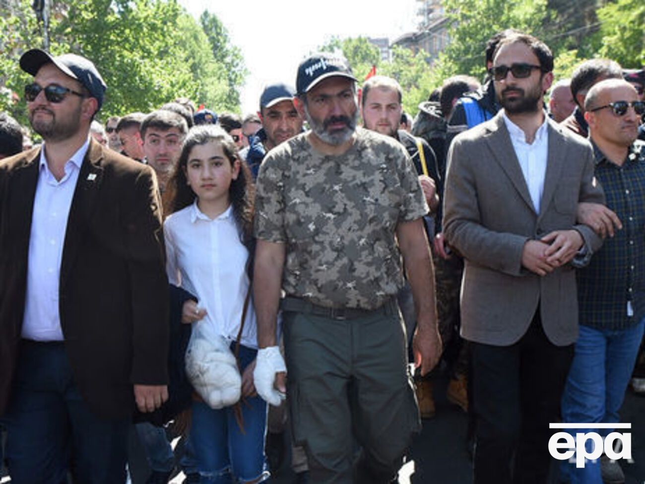 Пашинян (у центрі) розповів, що провів ще одну зустріч із президентом Вірменії