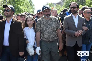 Пашинян (в центре) рассказал, что провел еще одну встречу с президентом Армении